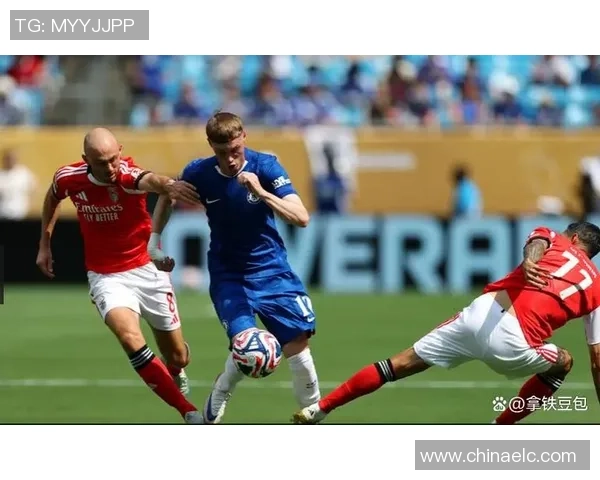 西甲激战本菲卡大胜莱比锡补时进球引发争议判罚全场沸腾