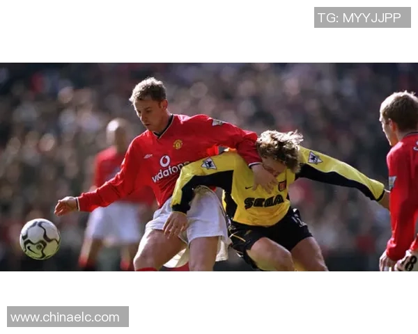 英超焦点战：AC米兰凭乌龙球险胜曼联全场沸腾